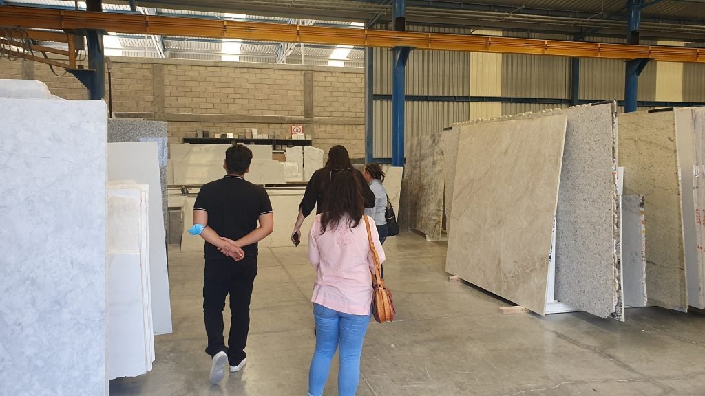 Visitan fábrica Marmo estudiantes de la Universidad de Guanajuato