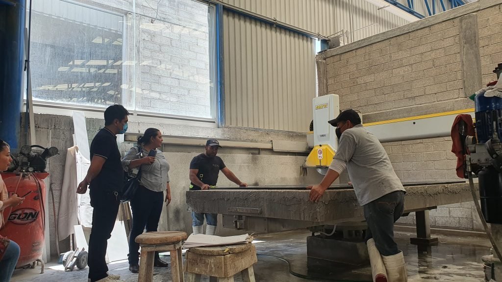 Visitan fábrica Marmo estudiantes de la Universidad de Guanajuato