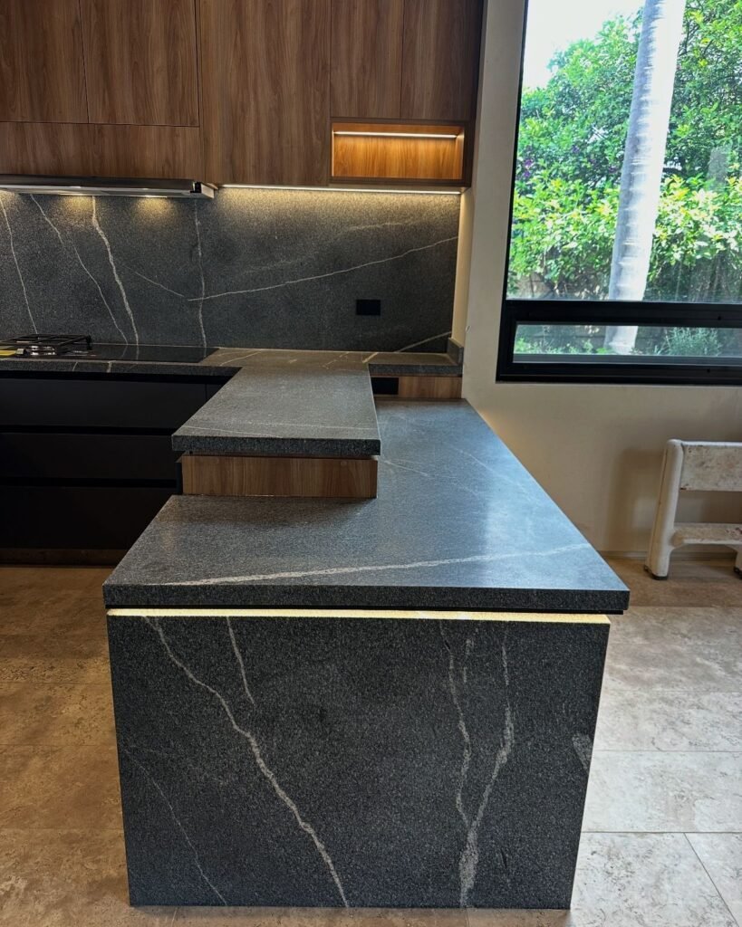 Cocina de Alto Diseño con Encimeras en Granito Silver Grey