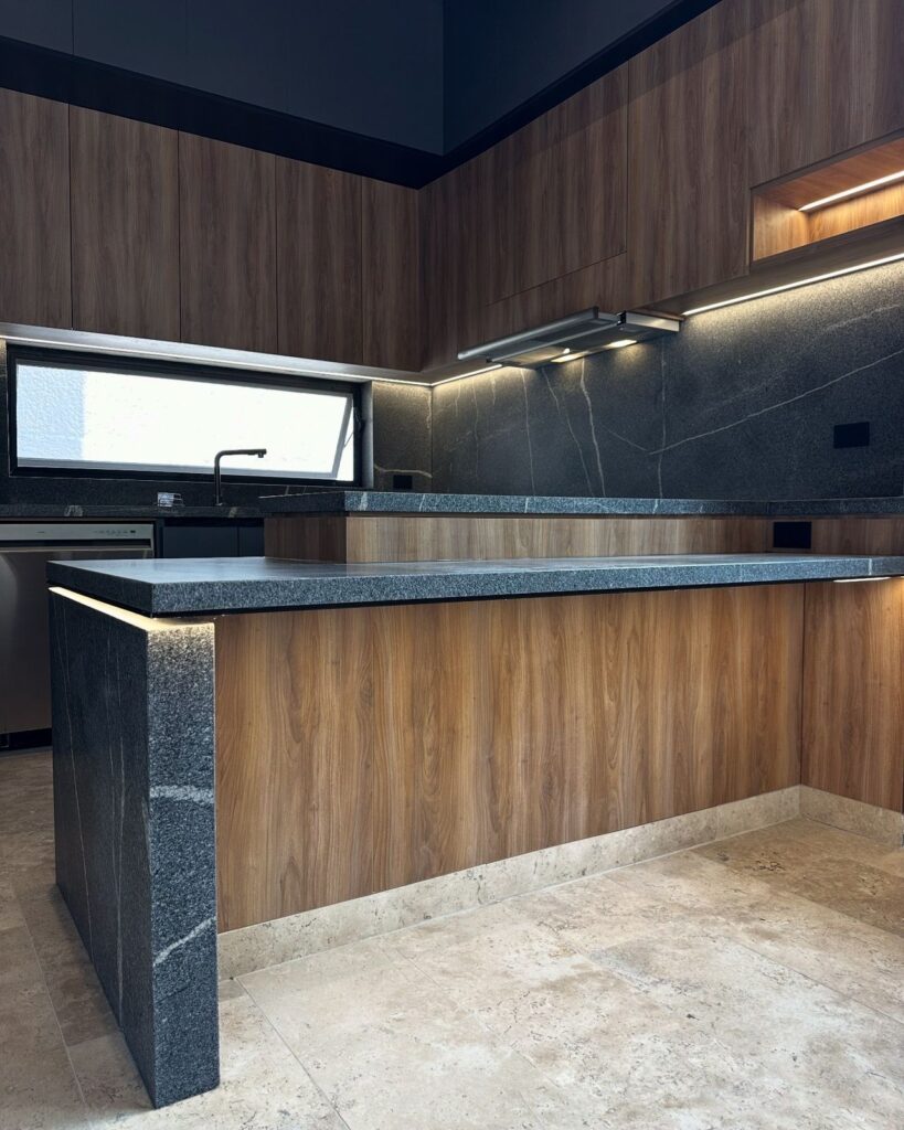Cocina de Alto Diseño con Encimeras en Granito Silver Grey