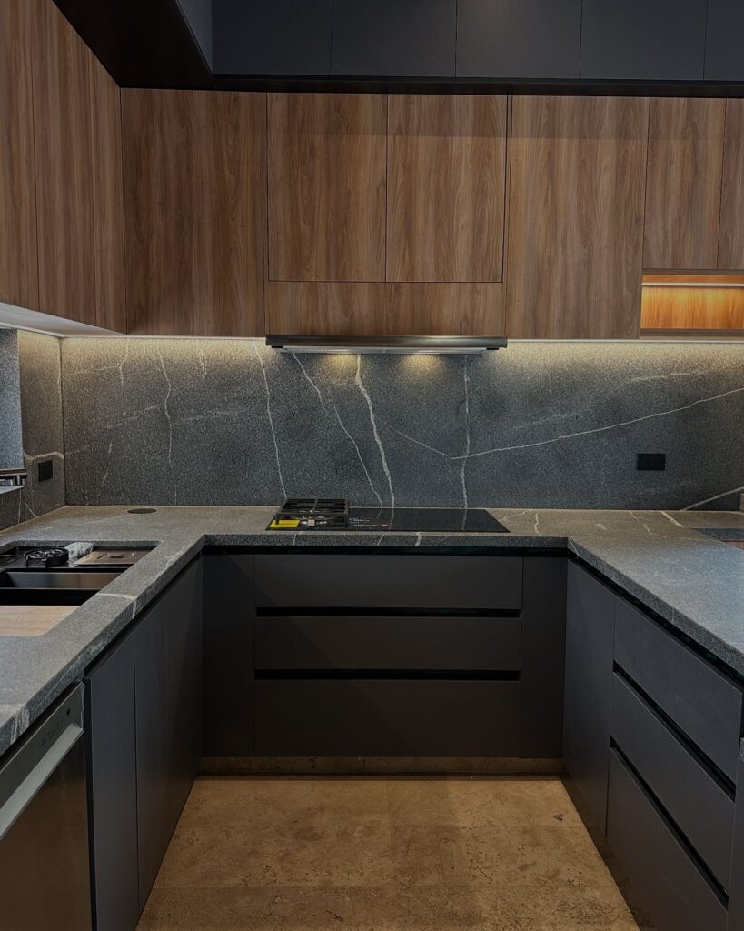 Cocina de Alto Diseño con Encimeras en Granito Silver Grey