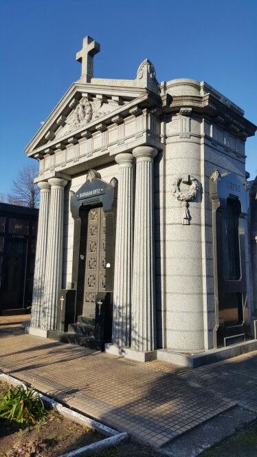 02 de Noviembre: El arte de recordar en piedra (1)