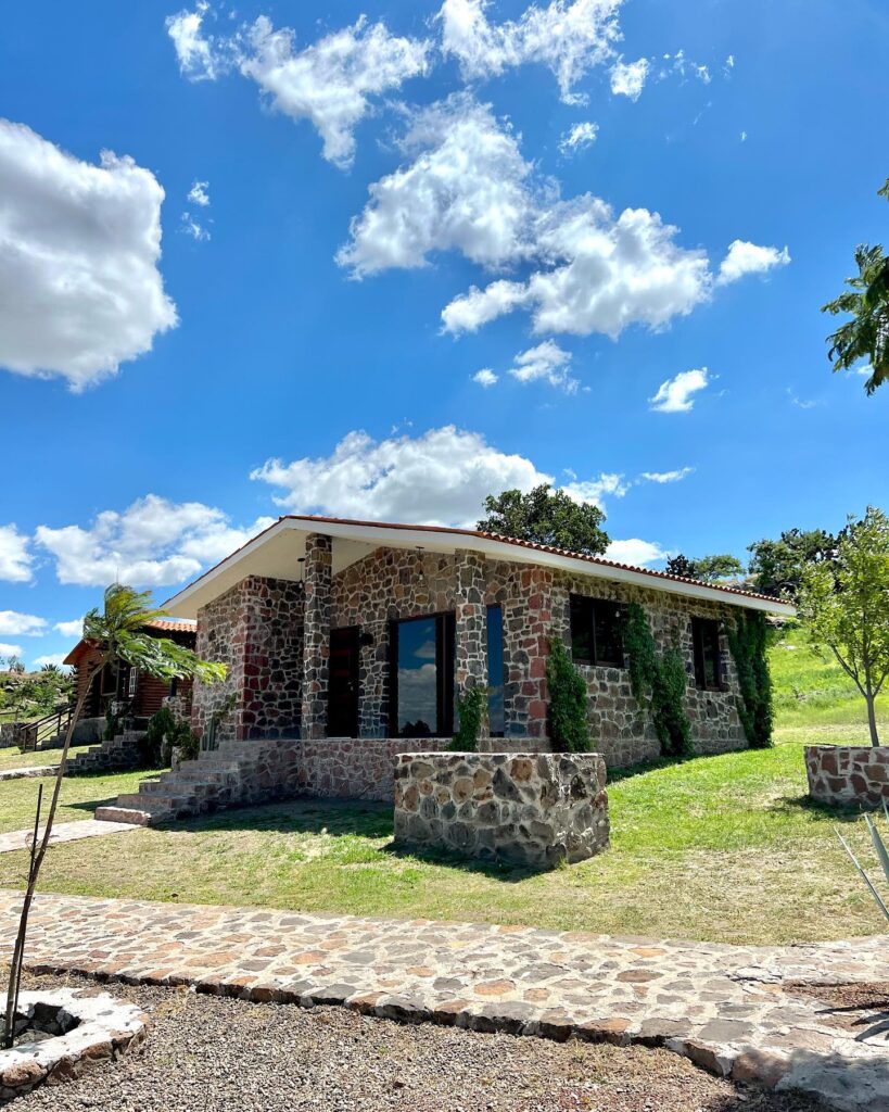 Cabaña con fachada de piedra natural