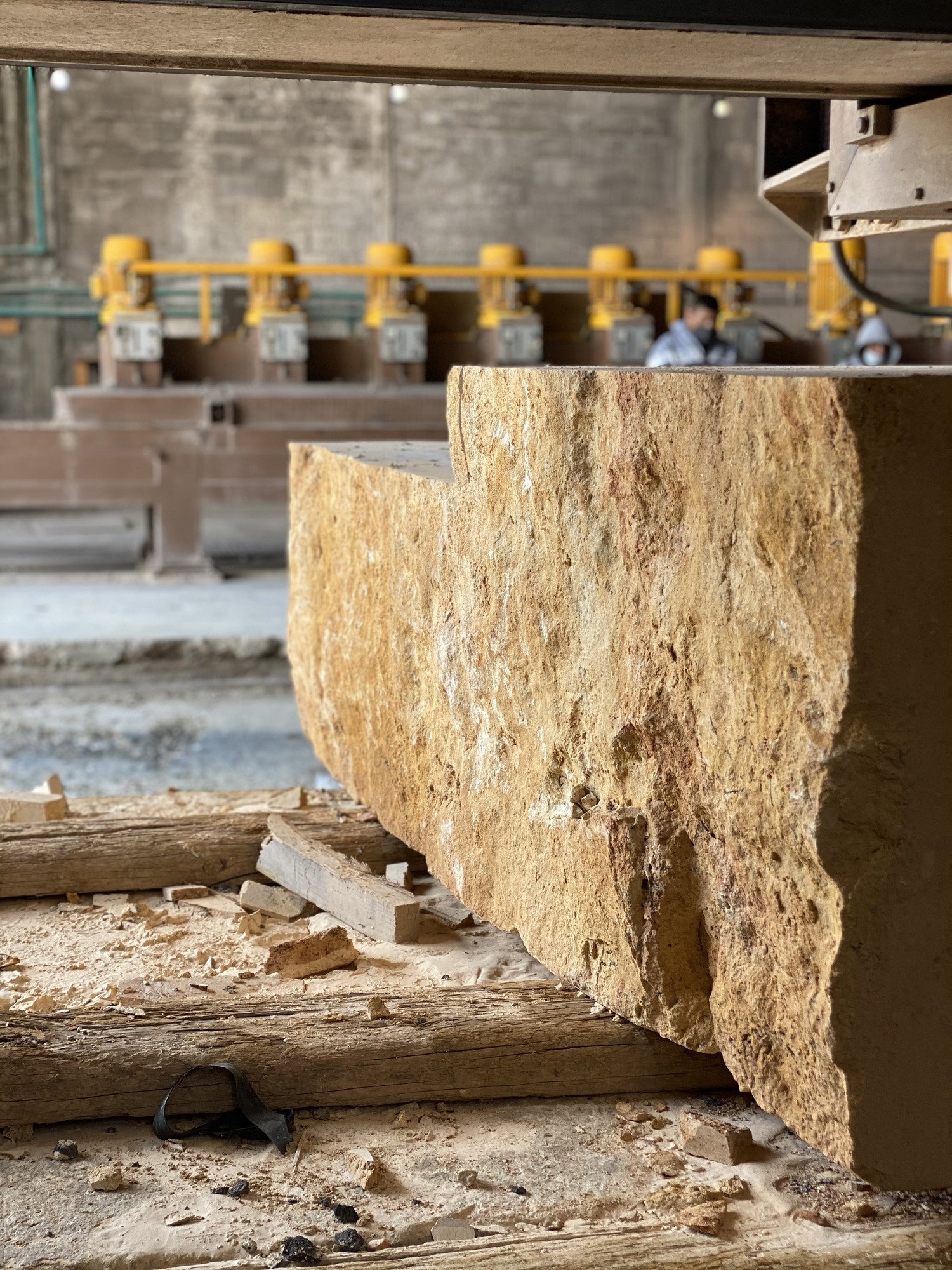Proceso de transformación de piedra en el taller de MARMO
