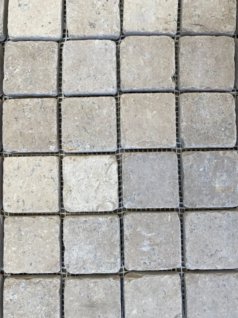 Fiorito beige cuadros 4.5 x 4.5 tomboleado — muestra del material