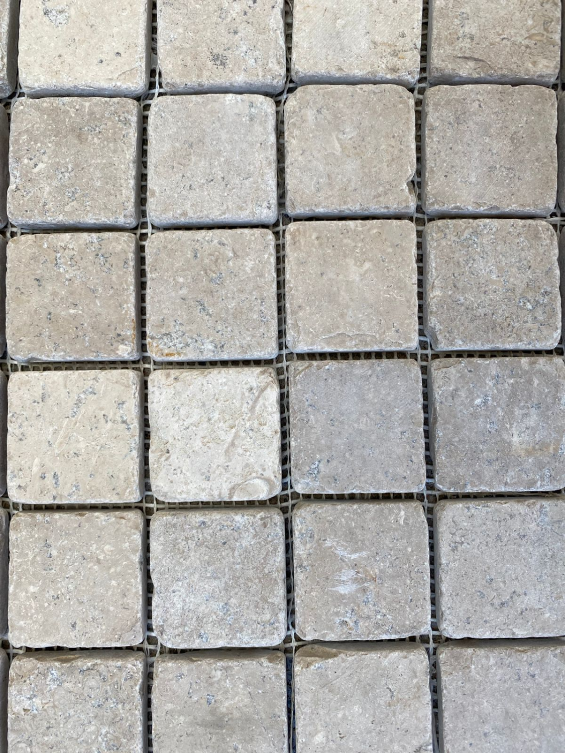 Fiorito beige cuadros 4.5 x 4.5 tomboleado — muestra del material