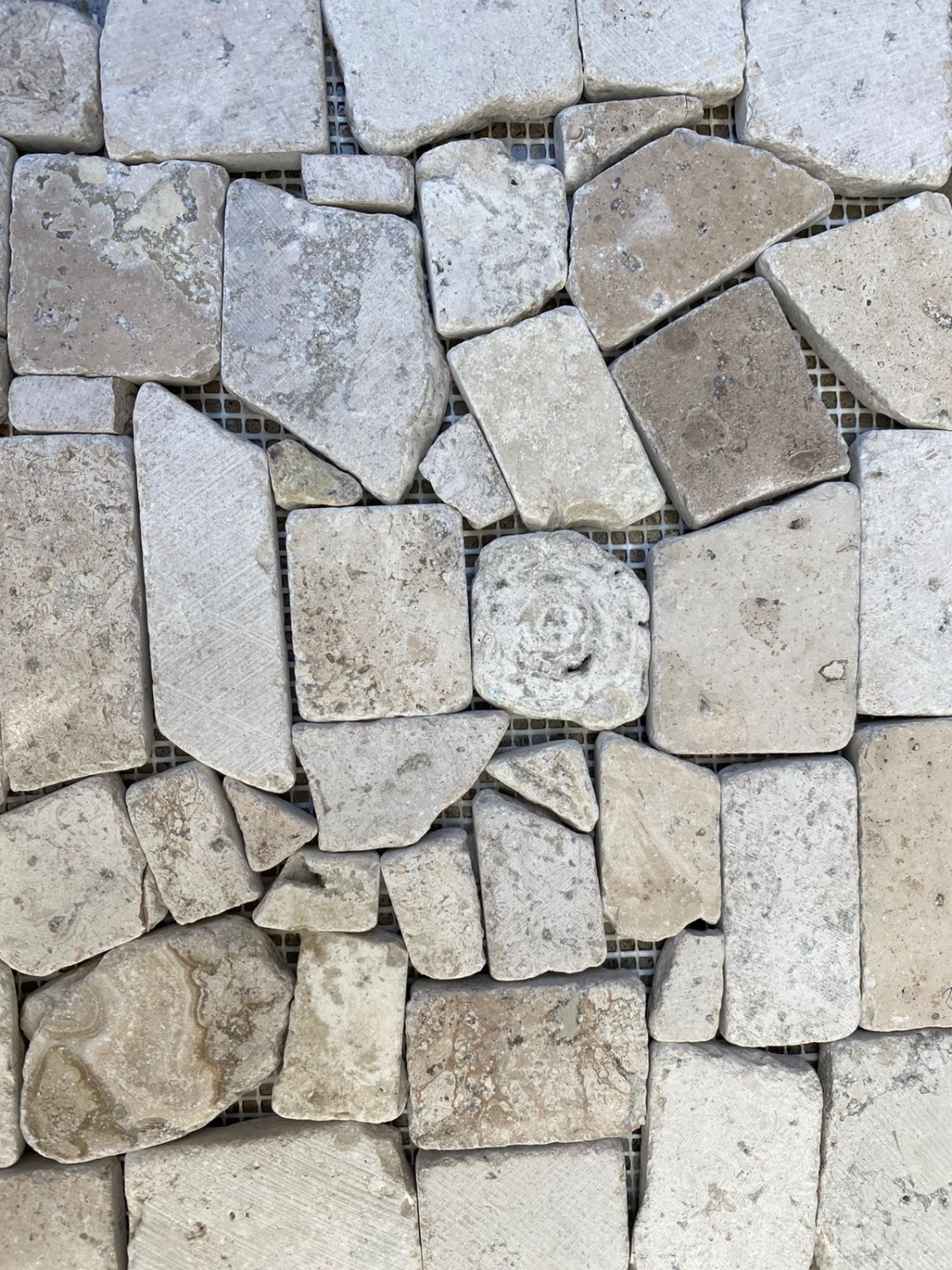 Fiorito beige irregular tomboleado — muestra del material