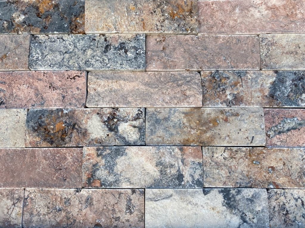 Travertino rojo — muestra del material